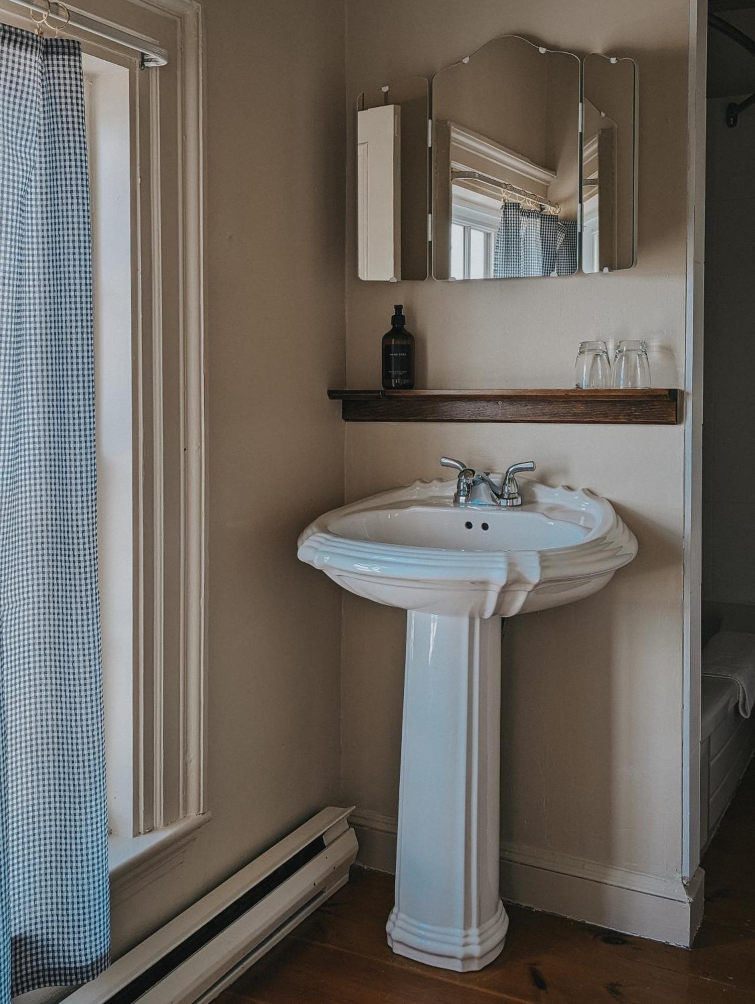 The Cooper'S Inn Shelburne Buitenkant foto